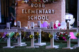 Las flores se colocan en un memorial improvisado fuera de la Escuela Primaria Robb en Uvalde, Texas, el 25 de mayo de 2022.