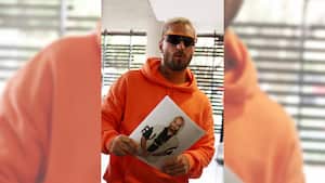 Maluma con la edición de lujo de la revista Fucsia.