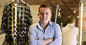 En el taller de Jorge Duque se trabaja con materiales innovadores, logrando que cada prenda sea única.