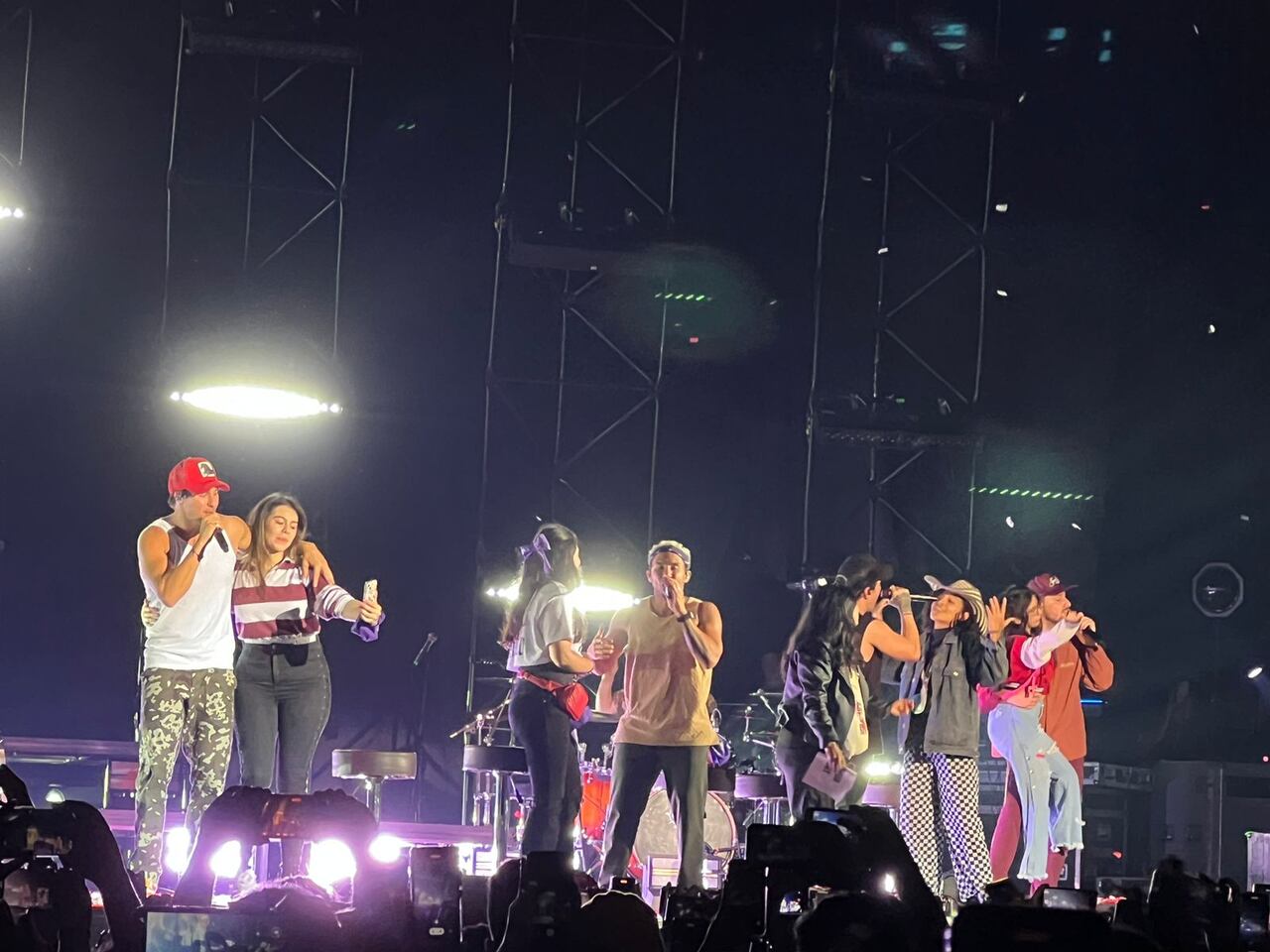 Big Time Rush sube fans al escenario