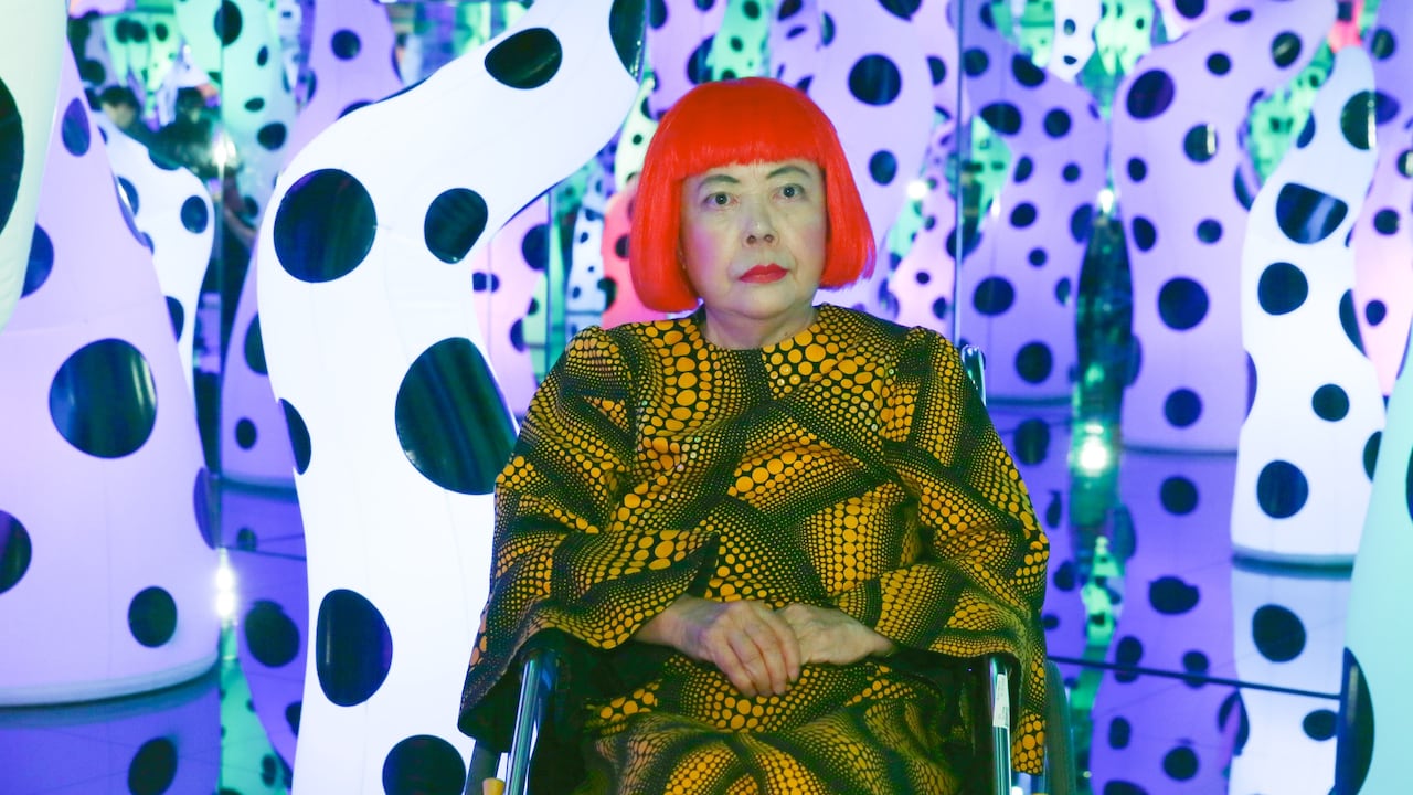 Portrait de l'artiste Yayoi Kusama au milieu de son oeuvre à Hong Kong, Chine, le 4 octobre 2012. (Photo by Jose-Fuste RAGA/Gamma-Rapho via Getty Images)