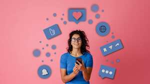Imagen más grande de una joven adulta mirando a la cámara mientras estaba parada frente a un fondo rosa. Ella está sosteniendo un teléfono inteligente móvil. Una serie de infografías flotan alrededor de su cabeza para interpretar lo que está haciendo en el teléfono.
