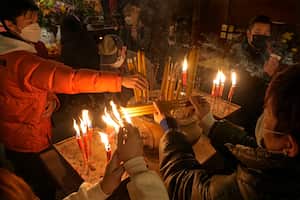 Fieles rezan durante las celebraciones del Año Nuevo lunar en el templo Man Mo en Hong Kong el martes 1 de febrero de 2022. Foto AP/Vincent Yu