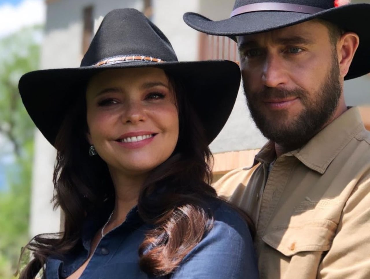 Natasha Klaus y Michel Brown en un apasionado beso para Pasión de Gavilanes 2