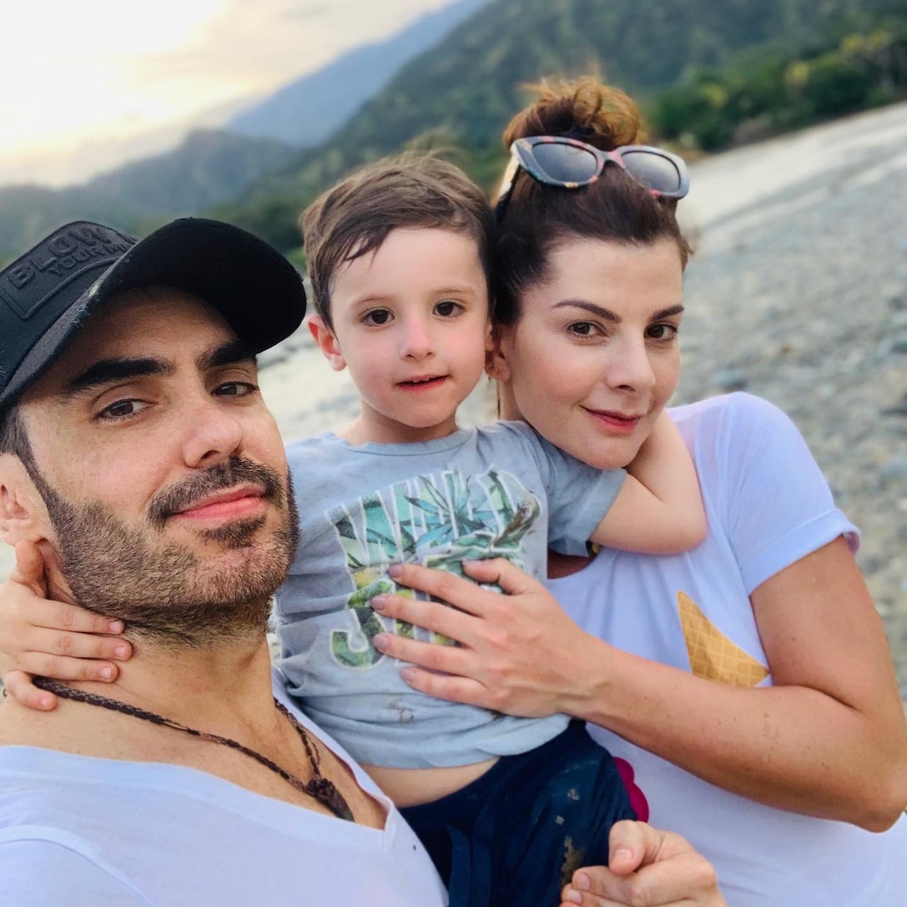 Lincoln Palomeque y Carolina Cruz junto a su hijo mayor, Matías