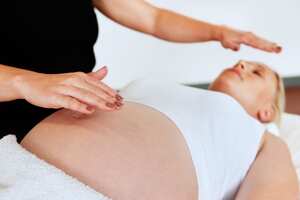 Reiki una terapia alternativa que puede ayudar en el embarazo