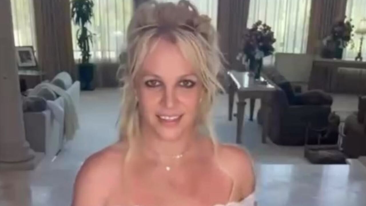 Britney Spears da de qué hablar bailando pole dance en diminuto bikini