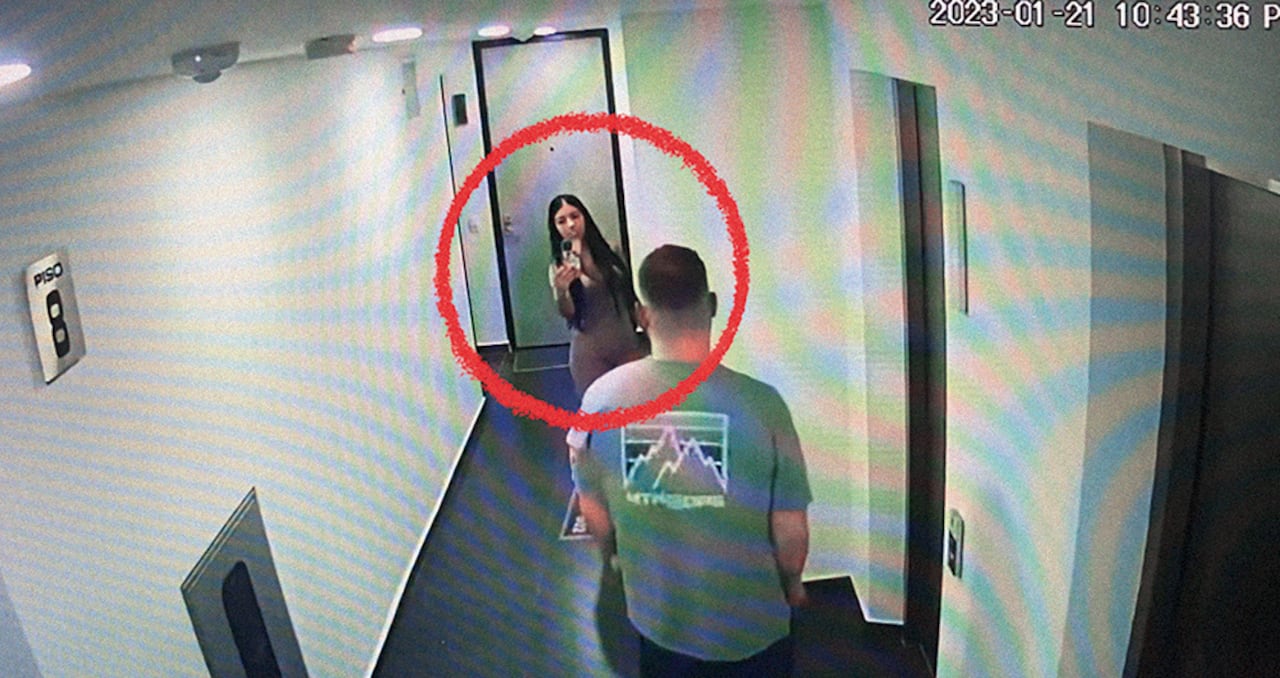 SÁBADO 21 DE ENERO, 10:43 P. M. Se conoce la última imagen con vida de Valentina Trespalacios. Aparece en el pasillo del edificio con una faja posoperatoria, mientras su pareja y asesino baja por un domicilio.