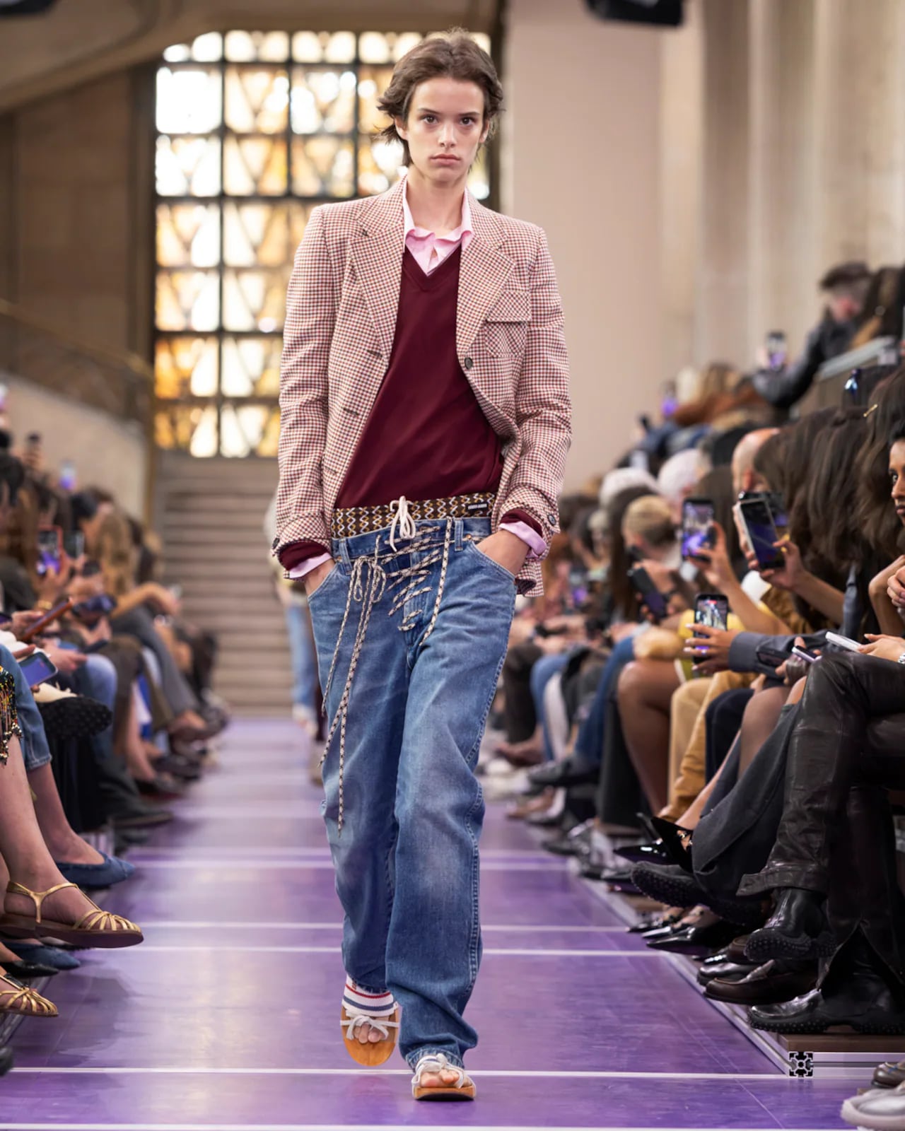 El desfile reúne materiales y referencias distintas, desde satén y bordados hasta jersey, denim y tejidos técnicos