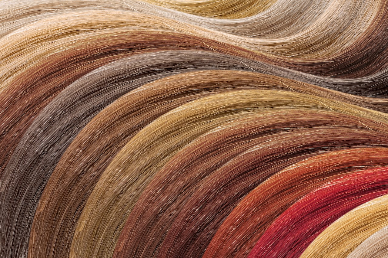 Paleta de colores de cabello como fondo. Muestras teñidas