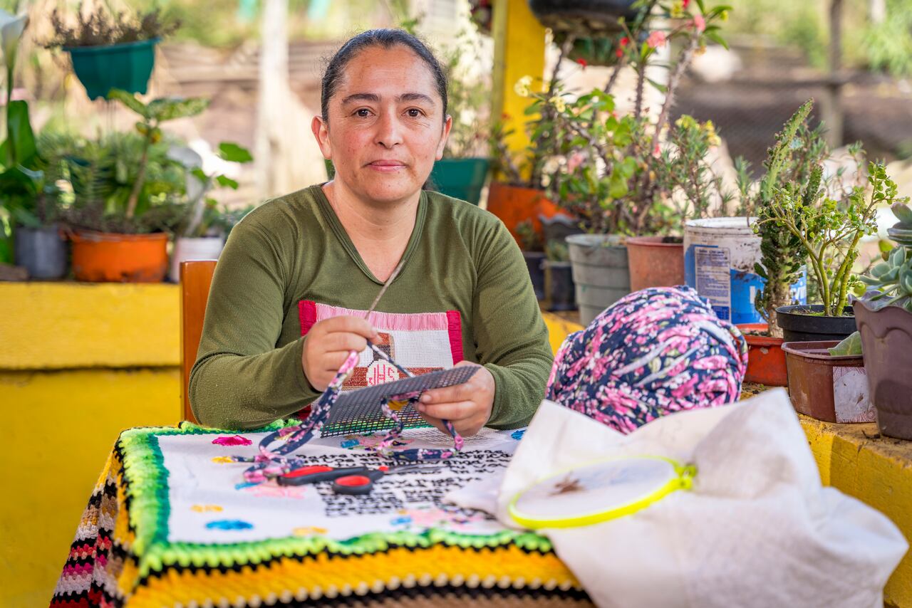 Artesana del Proyecto Antioquia es Mágica que utiliza la técnica de tejido barguello