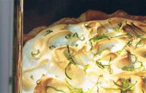 Para que la ralladura de limón no se pegue al rallador, coloque encima un papel parafinado.