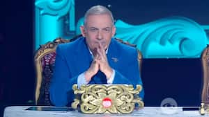 El maestro César Escola no escondió su cara de disgusto frente a la presentación.