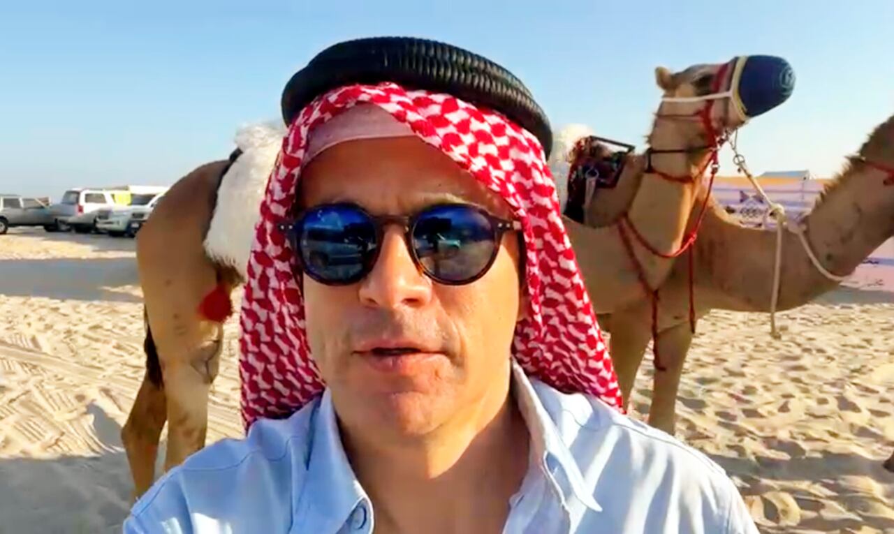 Juan Diego Alvira monta en camello en Qatar