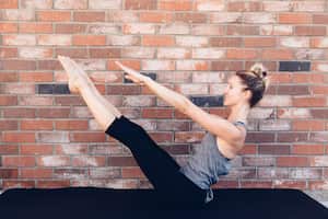 Descubrir los secretos del Pilates revela una serie de ejercicios diseñados específicamente para tonificar los músculos abdominales y promover una apariencia más esculpida en la zona del vientre.