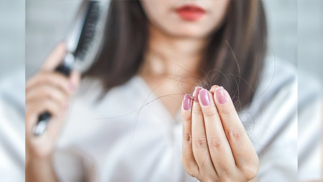 La caída del pelo se empieza a notar dos meses después de haber superado el virus.