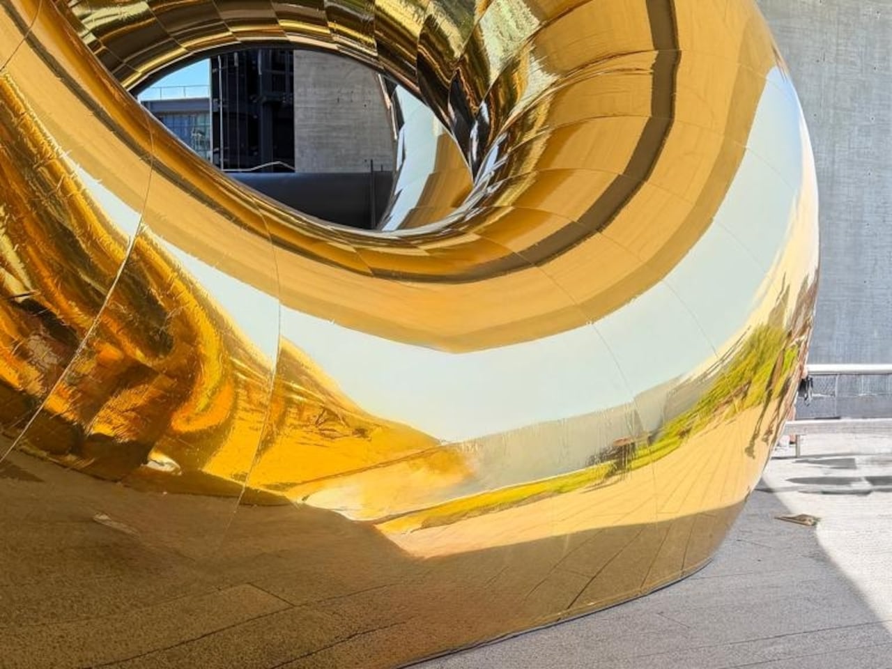 Bvlgari transformó Nueva York con una serpiente monumental durante NYFW - Foto tomada con Ray Ban Meta