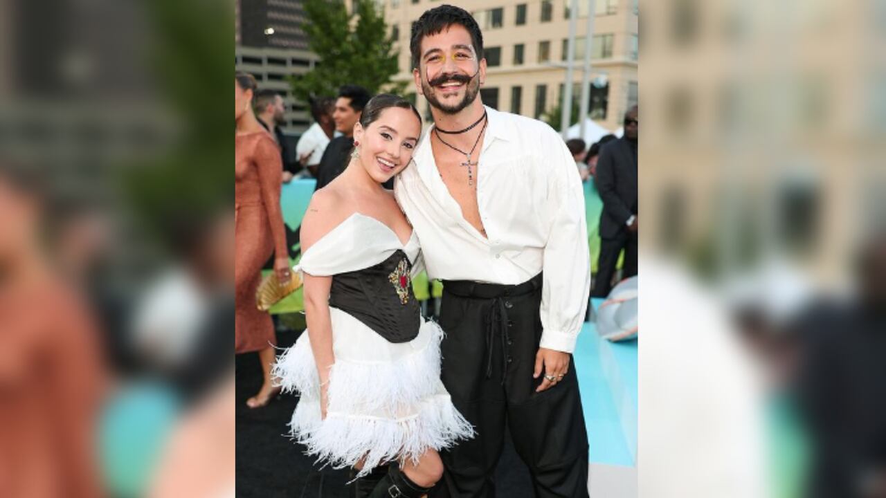 Evaluna y Camilo en una alfombra de premiación
