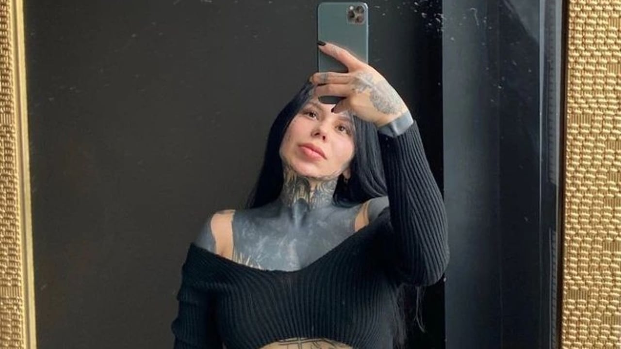 Con solo un mini hilo, Mercedes Uhia presumió su retaguardia firme y tatuada