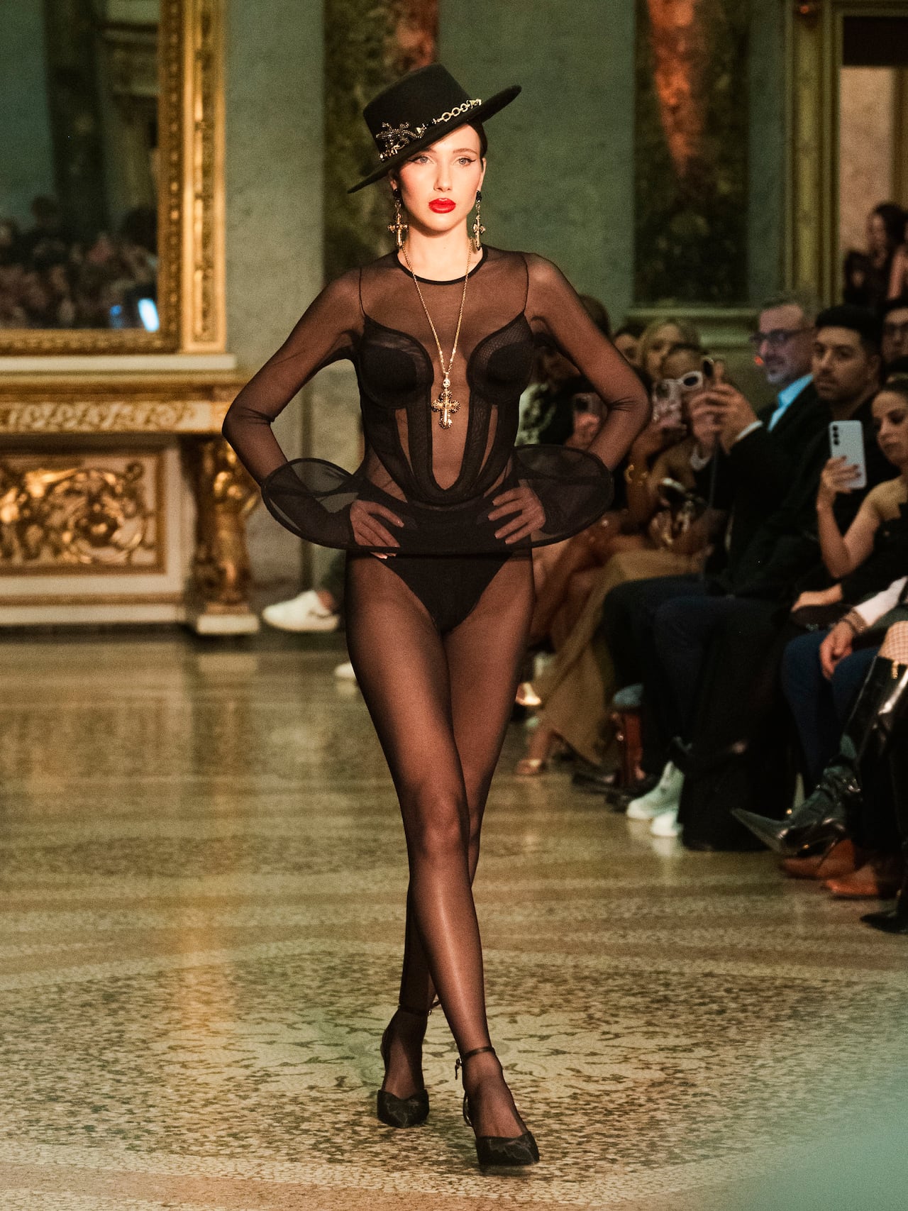 Santísimas en Milán: Altares de poder y feminidad latina