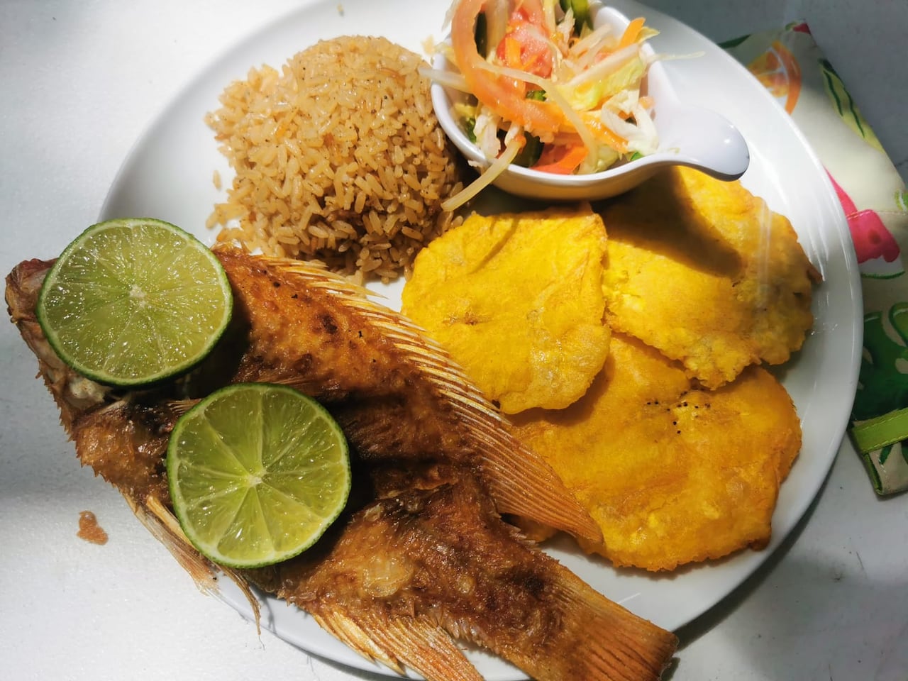 Mojarra frita con patacón y arroz con coco