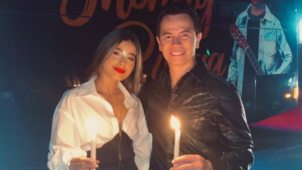 Jhonny Rivera y Jenny López se dieron su primer beso en público y así reaccionaron en redes
