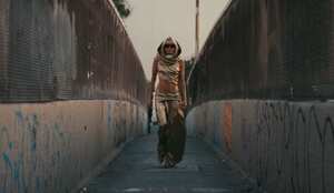 Miley Cyrus luciendo su famoso vestido dorado en Flowers.