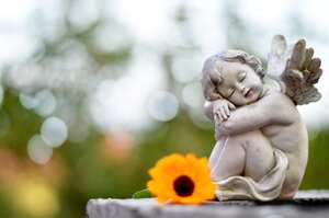 Ángel guardián durmiendo en la tumba