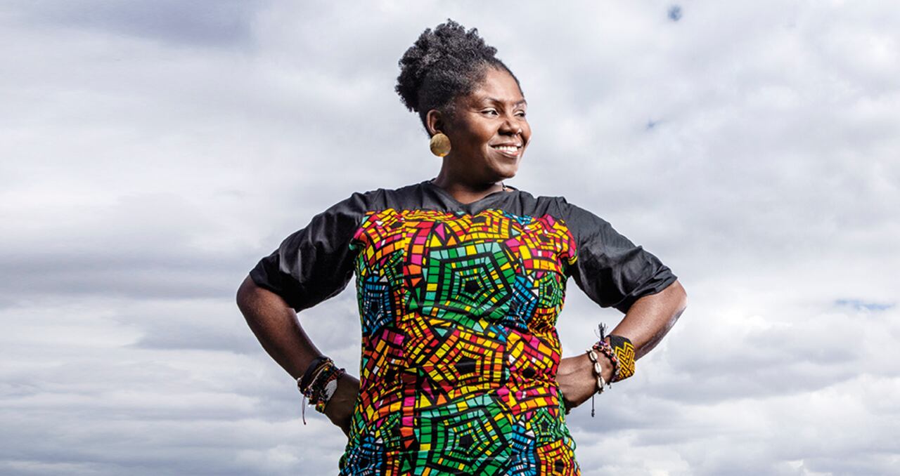 Francia Márquez nació en la vereda Yolombó, zona rural de Suárez, Cauca. Tiene formación como abogada en la Universidad Santiago de Cali.