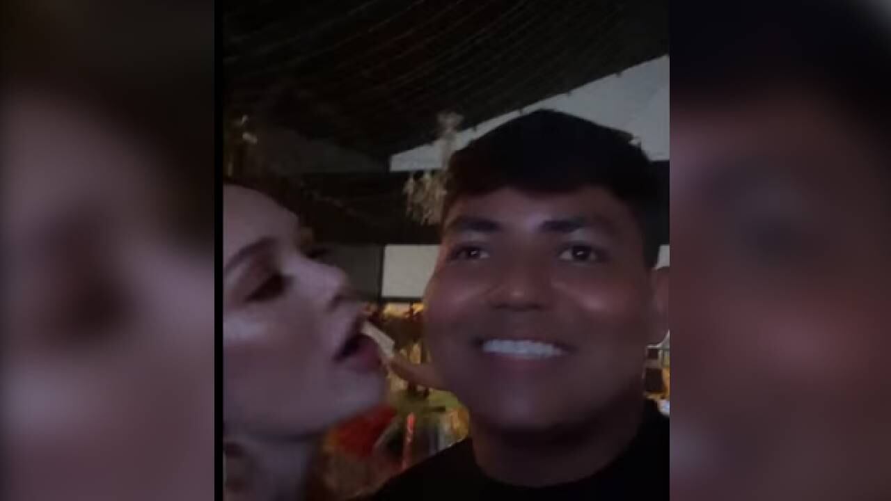 La actriz Lina Tejeiro tuvo un divertido momento en la fiesta de Aida Victoria Merlano. Foto: Instagram @elmndodejancho.