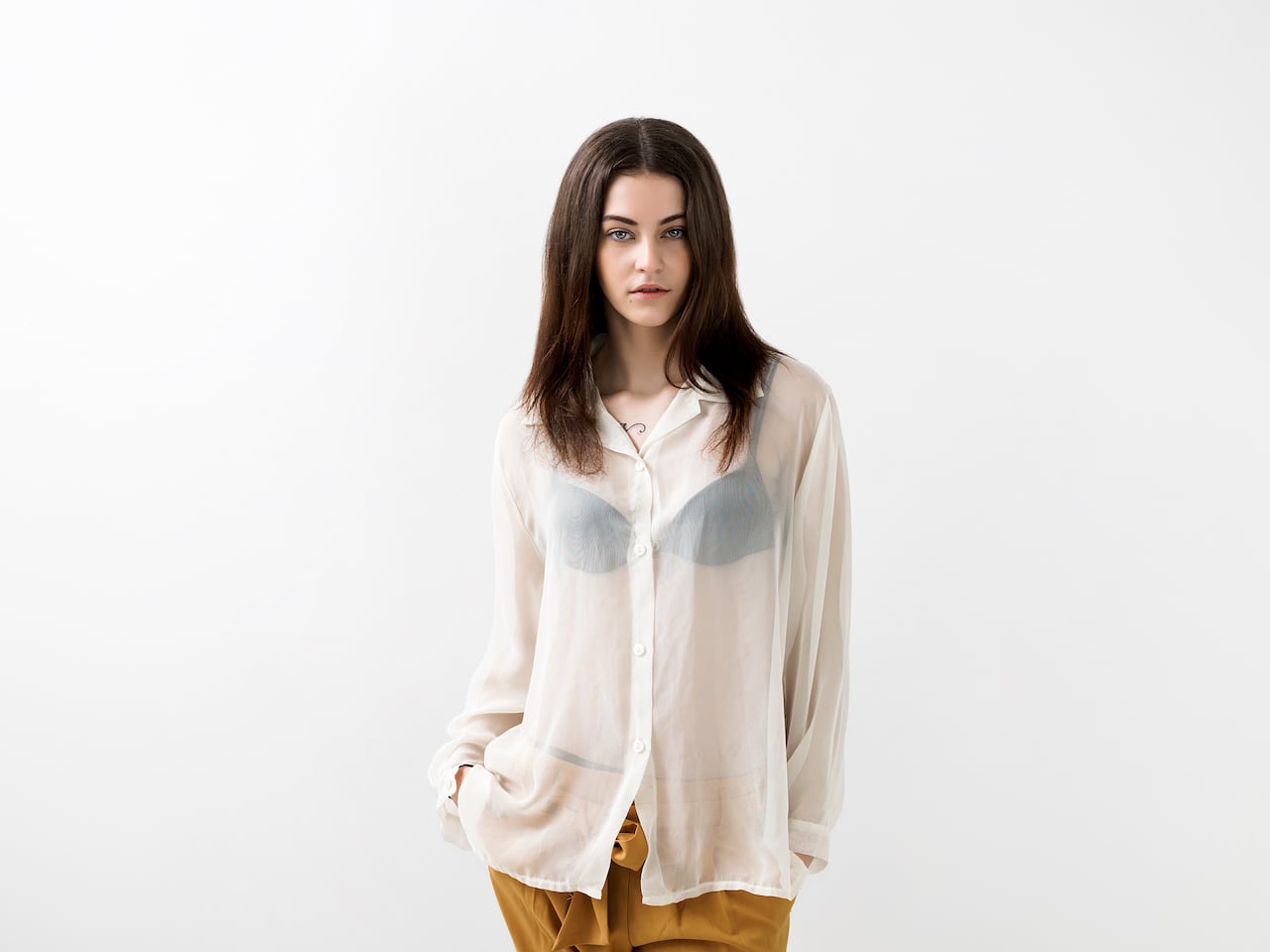 Consejos para llevar tus blusas transparentes