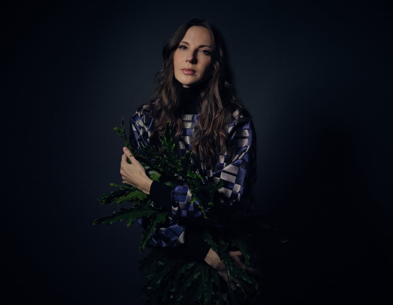 El vuelo eterno de la moda: Diego Guarnizo y una colección que celebra lo esencial