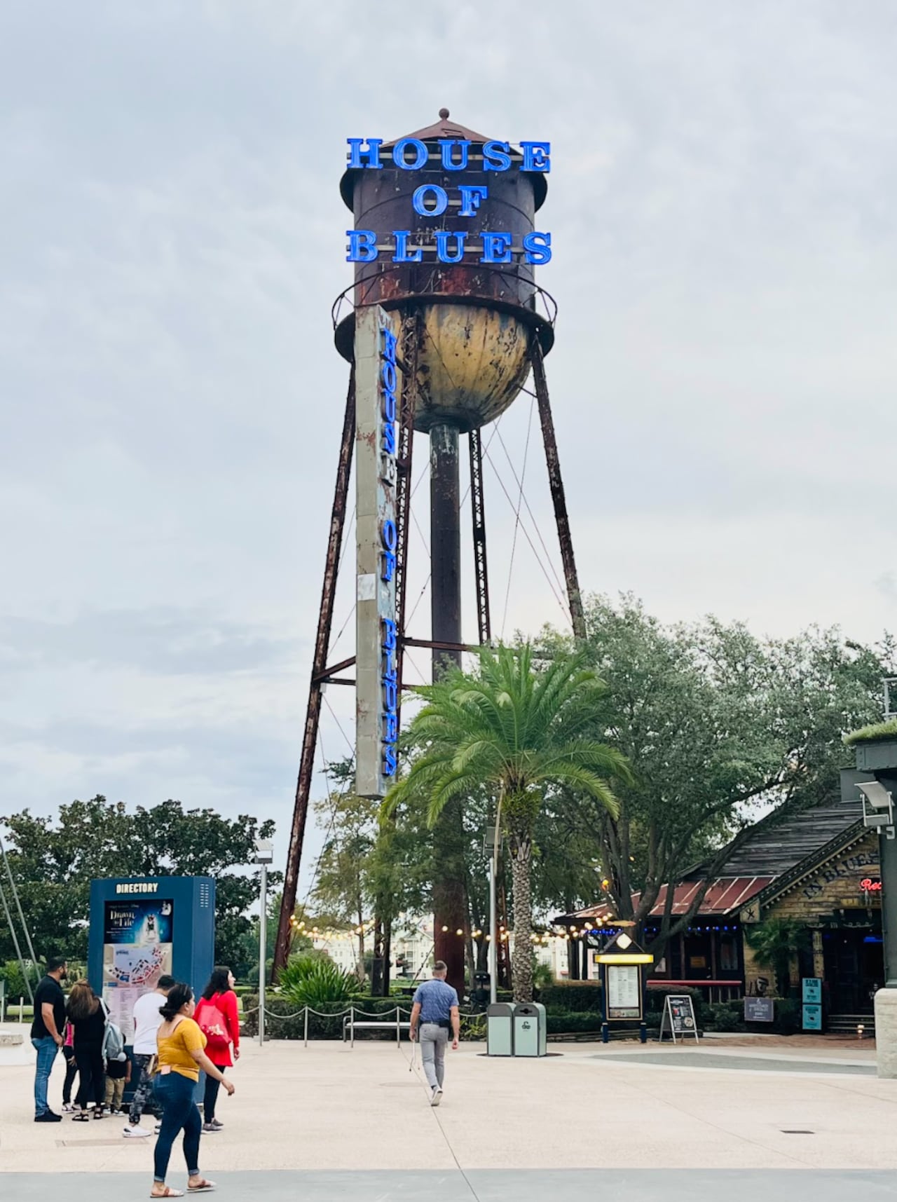 Disney Springs ofrece una perfecta combinación de tiendas, restaurantes y entretenimiento, con una atmósfera animada tanto de día como de noche.