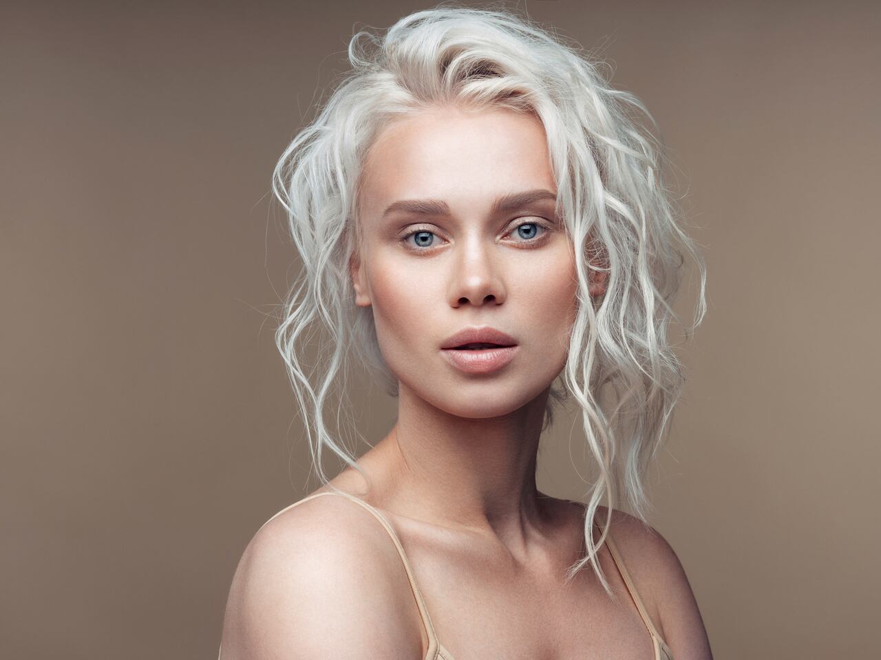 El tinte blanco es tendencia. Ni el gris ni el rubio platino, el blanco es el color más de moda y favorece en cualquier temporada.