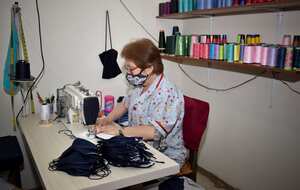 Las empresas de uniformes escolares trataron de reinventarse confeccionando overoles y tapabocas, sin embargo, cuentan que con eso no han podido mantenerse a flote dado que muchas empresas se dedican a eso.
Bogotá: 1 de febrero
FOTOS: Alexandra Ruiz