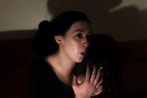 Esther Giménez Giménez, de 31 años de edad, cubre la cara de su hija mientras la entrevista un canal de la televisión española. La mujer, su esposo y sus dos hijas, que viven del subsidio que el gobierno español les brinda, lograron que el desalojo de su apartamento fuera pospuesto hasta el 9 de abril del próximo año. (AP)