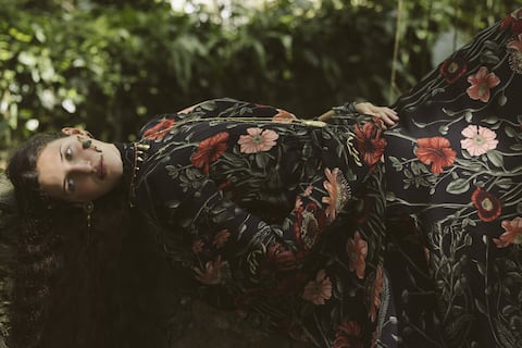 Entre la arquitectura inconclusa y la naturaleza que creció a su alrededor, Johanna Ortiz encuentra el escenario para una colección donde la belleza también vive en lo imperfecto.
