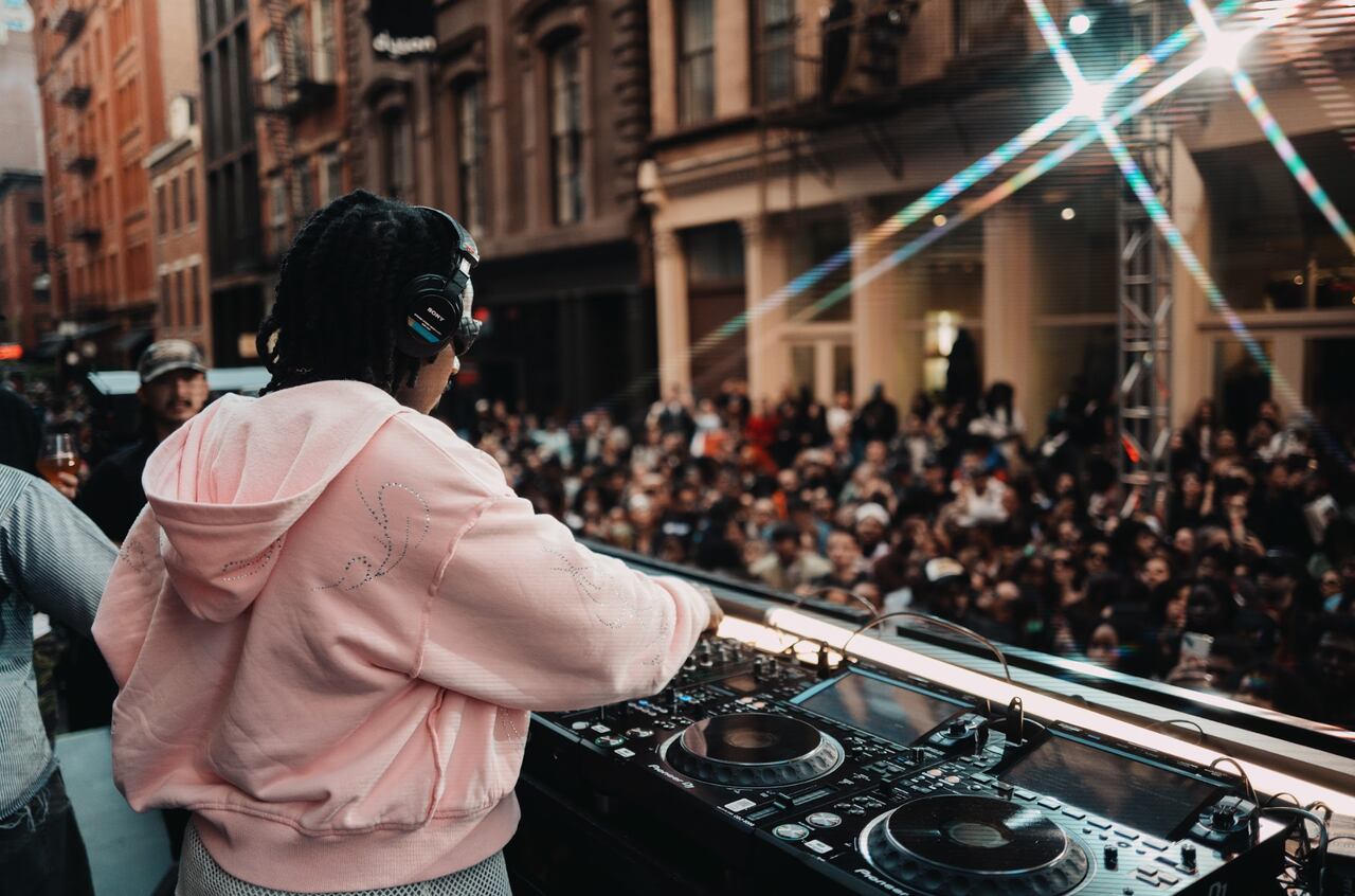 H&M fusiona moda y música en una nueva estrategia para conectar con diferentes generaciones.