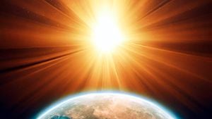 El Sol emitiendo rayos de energía que bañan a la Tierra.