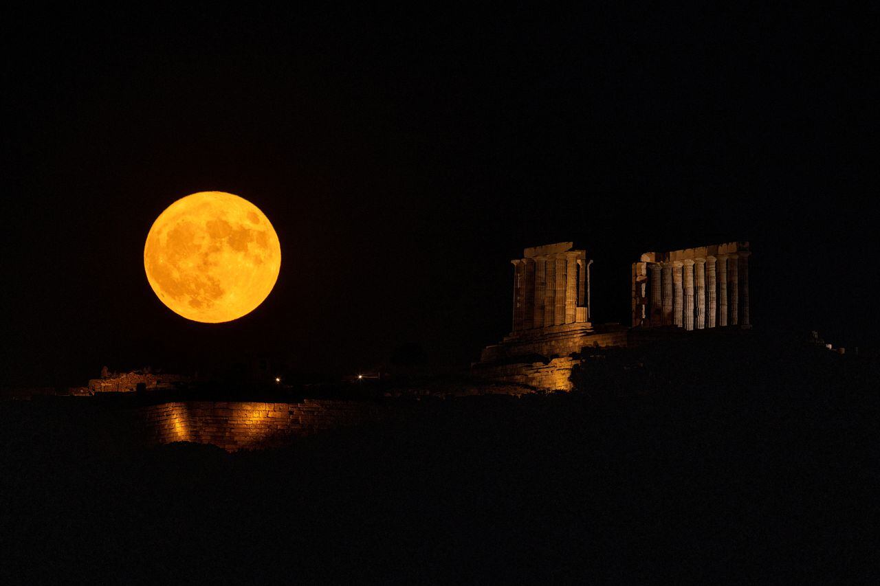 El Templo de Poseidón se rinde ante la luna de esturión en Atenas.
