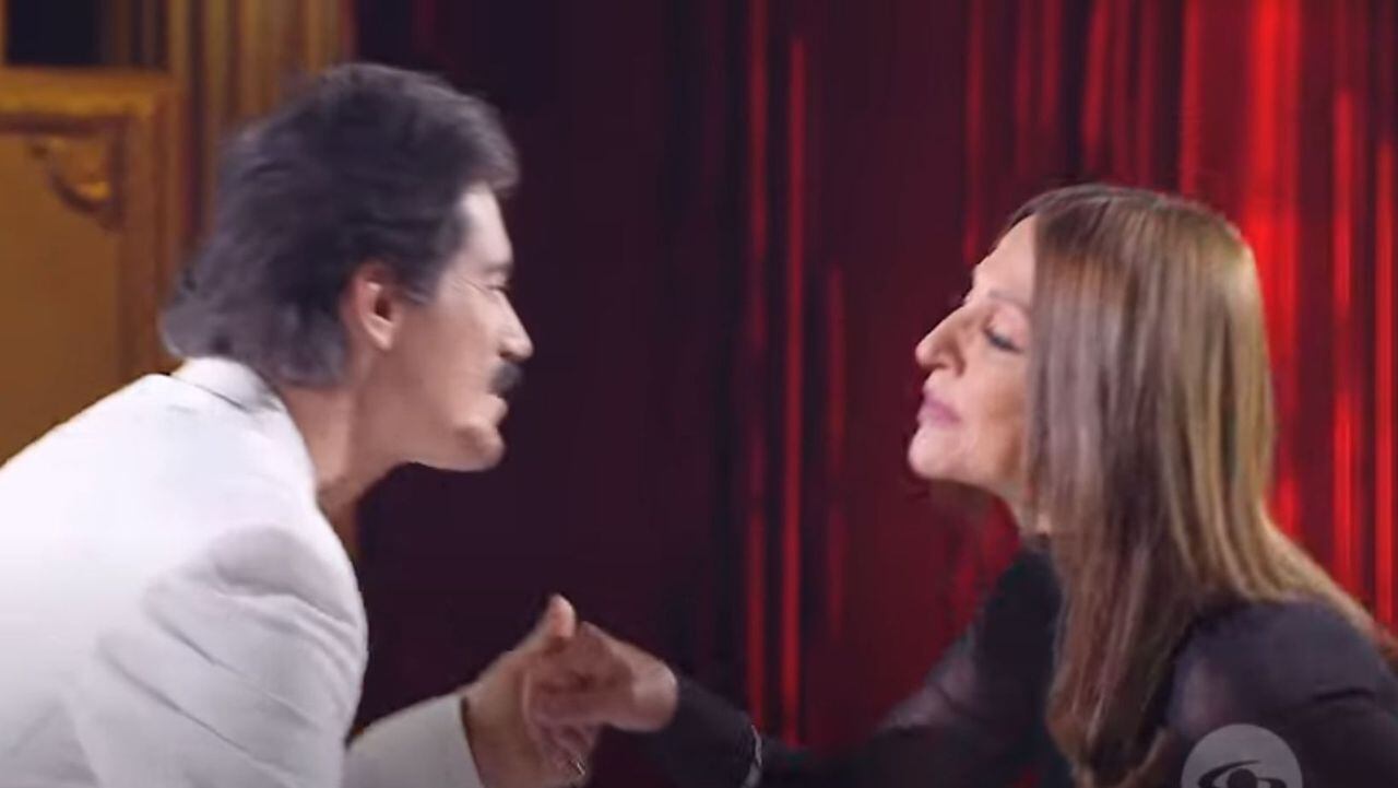 El romántico beso entre Amparo Grisales y el imitador de Joan Sebastián en 'Yo me llamo'