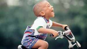 Niño feliz montando en bicicleta