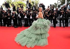 Leonie Hanne posa para los fotógrafos a su llegada al estreno de la película 'Everything Went Fine' en el 74o festival internacional de cine, Cannes, sur de Francia, el miércoles 7 de julio de 2021 Foto: Vianney Le Caer / Invision / AP.