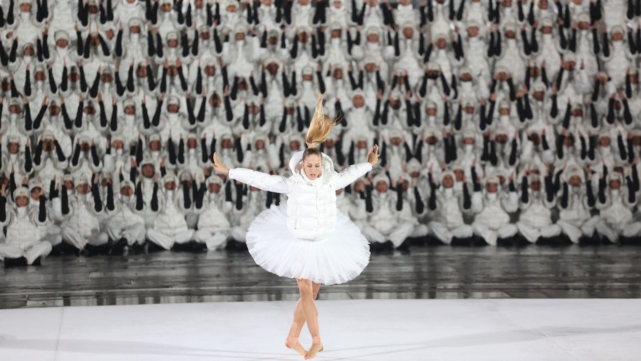 MILAN, ITALY - SEPTEMBER 24: A general view of Moncler 70th anniversay performance during the Milan Fashion Week Womenswear Spring/Summer 2023 on September 24, 2022 in Milan, Italy. (Photo by Daniele Venturelli/WireImage)
